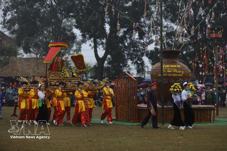 Ceremonia de procesión del palanquín en el festival. (Foto: VNA)