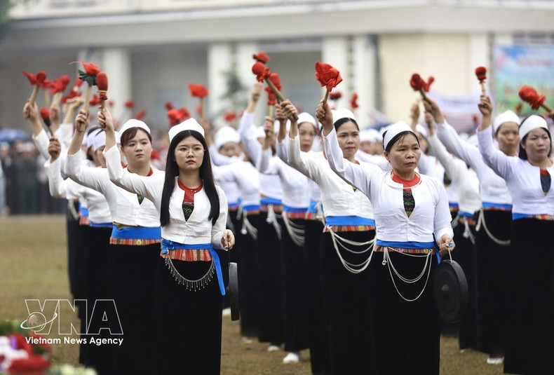 Artesanas de la etnia Muong, con sus trajes tradicionales, tocan gongs en el Festival Khai Ha. (Foto: VNA)