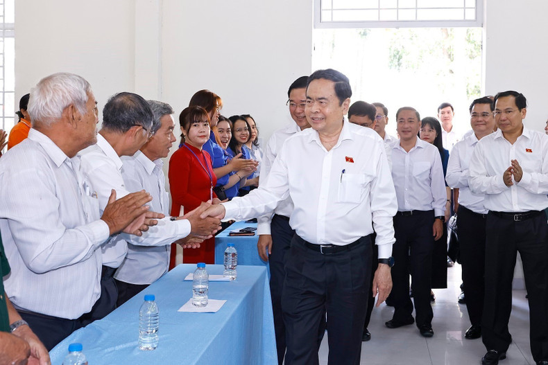 El presidente de la AN, Tran Thanh Man, y los electores de la comuna de An Nhon Tay. (Foto: VNA)