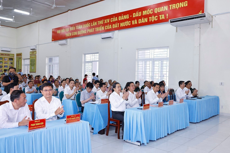 El presidente de la AN, Tran Thanh Man, en el encuentro con los electores de la comuna de An Nhon Tay. (Foto: VNA)