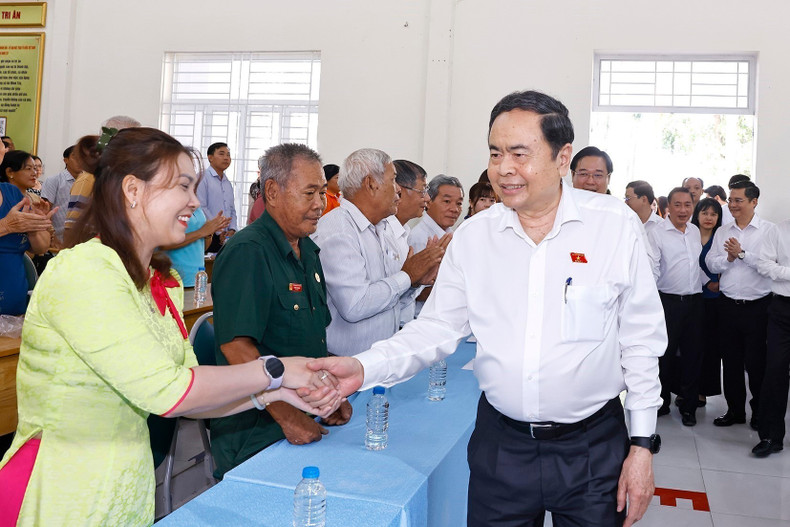 El presidente de la AN, Tran Thanh Man, en el encuentro con los electores de la comuna de An Nhon Tay. (Foto: VNA)