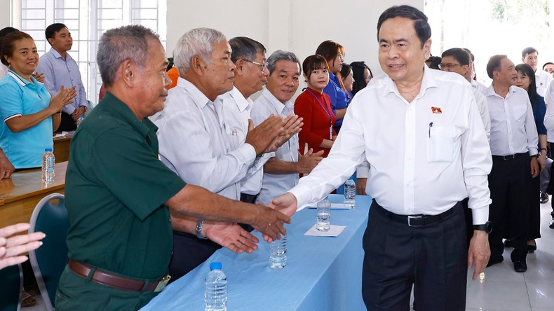 El presidente de la AN, Tran Thanh Man, en el encuentro con los electores de la comuna de An Nhon Tay. (Foto: VNA)