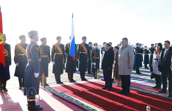 La ceremonia de bienvenida al primer ministro Pham Minh Chinh en el aeropuerto. (Foto: VNA)