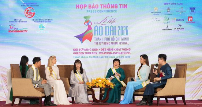 Los diseñadores interactuan y comparten sus inspiraciones para crear ao daitradicional y moderno. (Foto: VNA)