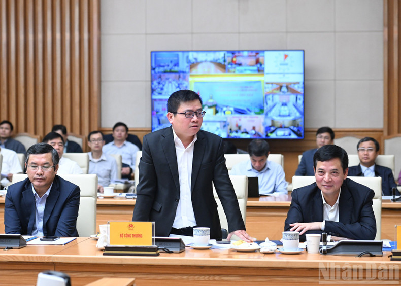 El viceministro de Industria y Comercio, Truong Thanh Hoai, interviene en la reunión. (Foto: VNA)