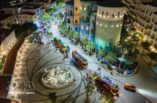 Por las noches, los coches se congregan en el complejo Sunset Town para disfrutar del ocio en la zona especial de Phu Quoc. (Foto: VNA)