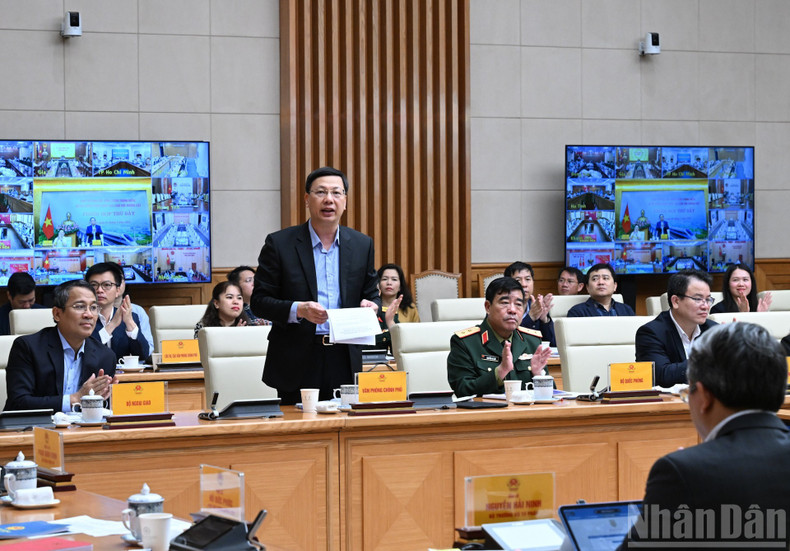 El vicejefe de la Oficina del Gobierno, Pham Manh Cuong, hace uso de la palabra en la reunión. (Foto: VNA)
