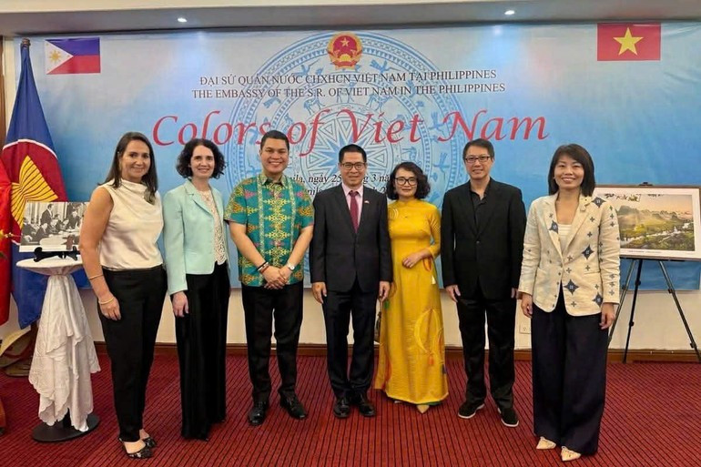 Los invitados posan para una foto de recuerdo junto con funcionarios de la Embajada de Vietnam en Filipinas.