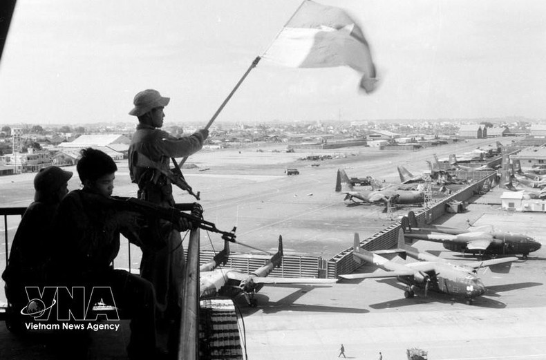 Combatientes de la liberación izan la bandera de la victoria en el aeropuerto de Tan Son Nhat durante la campaña Ho Chi Minh, que culmina con la liberación del Sur y la reunificación del país el 30 de abril de 1975. (Foto: VNA)