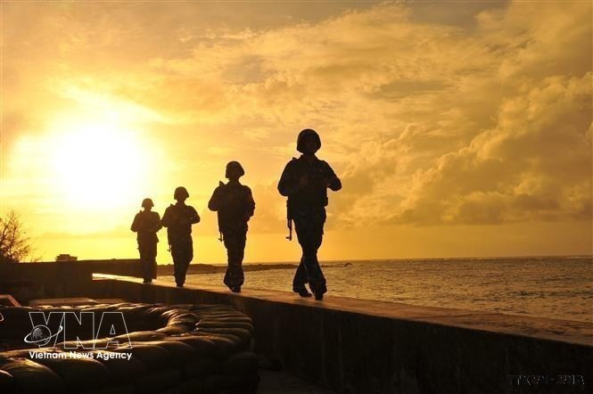 Jóvenes soldados en la isla de Phan Vinh, en la zona especial de Truong Sa (provincia de Khanh Hoa), patrullan para resguardar la soberanía marítima y aérea del país. (Foto: VNA)