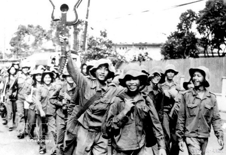 Jóvenes de Ciudad Ho Chi Minh parten con entusiasmo hacia las nuevas zonas económicas tras la independencia nacional (28 de marzo de 1976). (Foto: VNA)