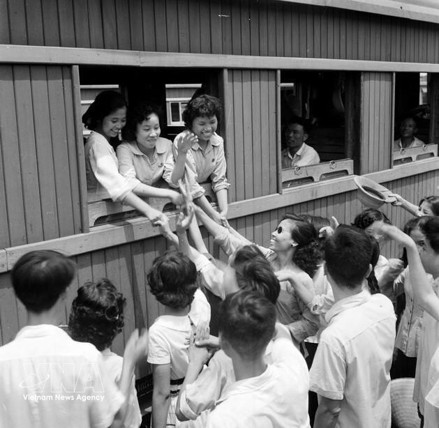 En respuesta al llamado del Partido a impulsar el desarrollo económico en zonas montañosas, jóvenes de Hanoi se ofrecen como voluntarios para trabajar en instalaciones productivas de la provincia de Ninh Binh (1964). (Foto: VNA)