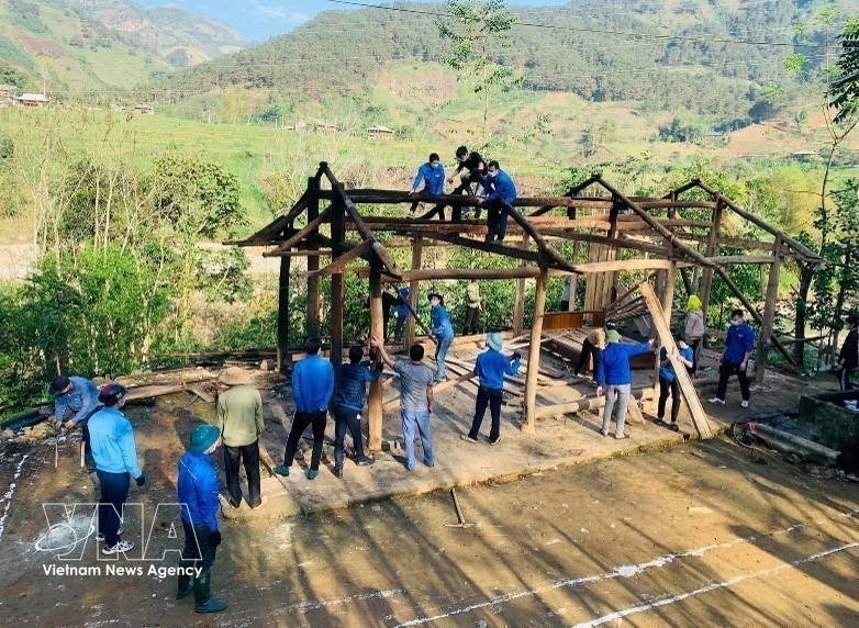 En el marco de la campaña para erradicar viviendas precarias, jóvenes de la provincia de Yen Bai colaboran con la población en la demolición de casas deterioradas y la construcción de los nuevos.(Foto: VNA)