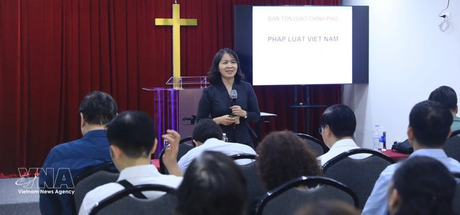 Thieu Thi Huong, jefa de la División de Asuntos Protestantes del Comité Gubernamental de Asuntos Religiosos, interviene en el evento. (Foto: VNA)