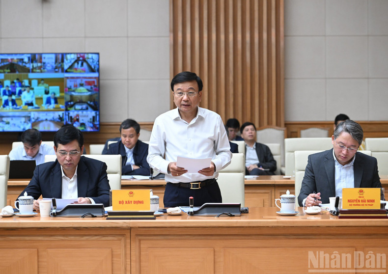 El viceministro de Construcción, Nguyen Danh Huy, habla en la reunión. (Foto: VNA)