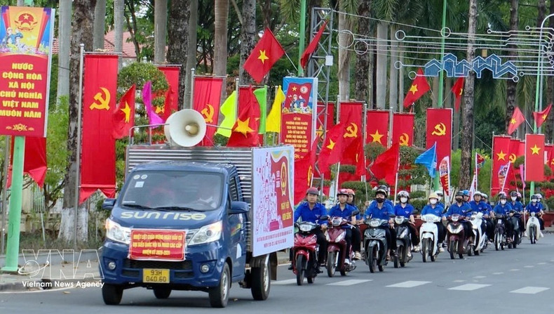 Miembros de la Unión de Jóvenes Comunistas Ho Chi Minh en el barrio Binh Phuoc, provincia de Dong Nai, actúan como puente para acercar a la población información sobre las elecciones de la Asamblea Nacional de la XVI Legislatura y de los Consejos Populares de todos los niveles del período 2026-2031 (marzo de 2026). (Foto: VNA)