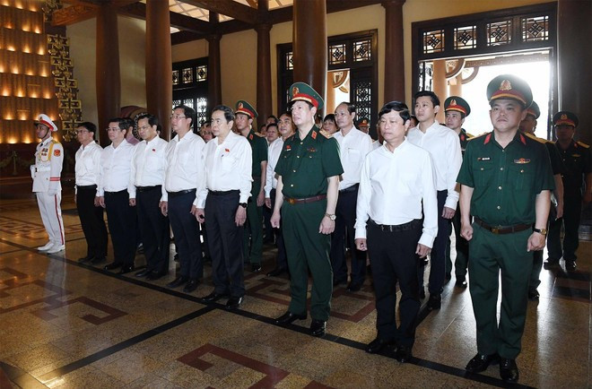 Presidente de Asamblea Nacional rinde homenaje a los heroicos mártires en Ciudad Ho Chi Minh. (Foto: daibieunhandan.vn)