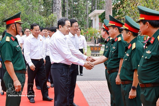 El presidente de la Asamblea Nacional (Parlamento) de Vietnam, Tran Thanh Man, trabaja con la División 9. (Foto: VNA)