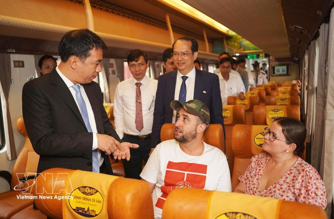 Los delegados recorren el tren y experimentan sus servicios. (Foto: VNA)