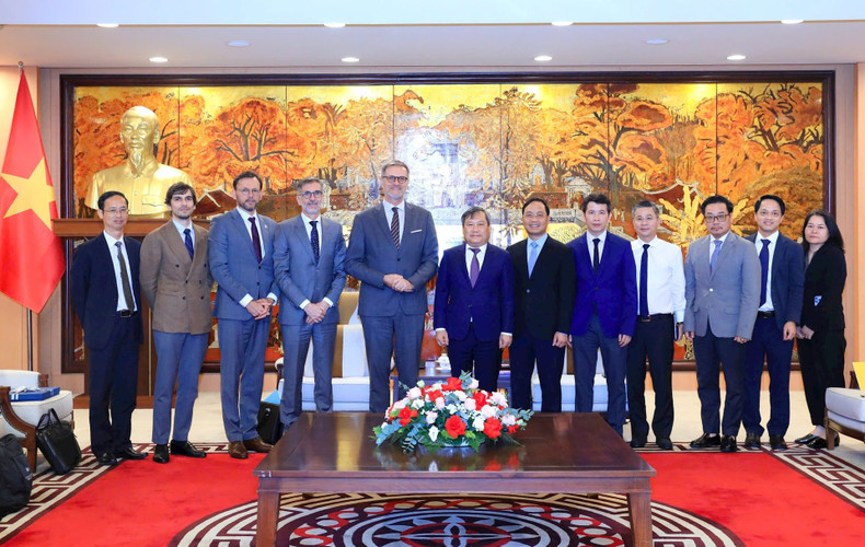 Delegados vietnamitas y franceses en el encuentro. (Foto: hanoimoi.vn)