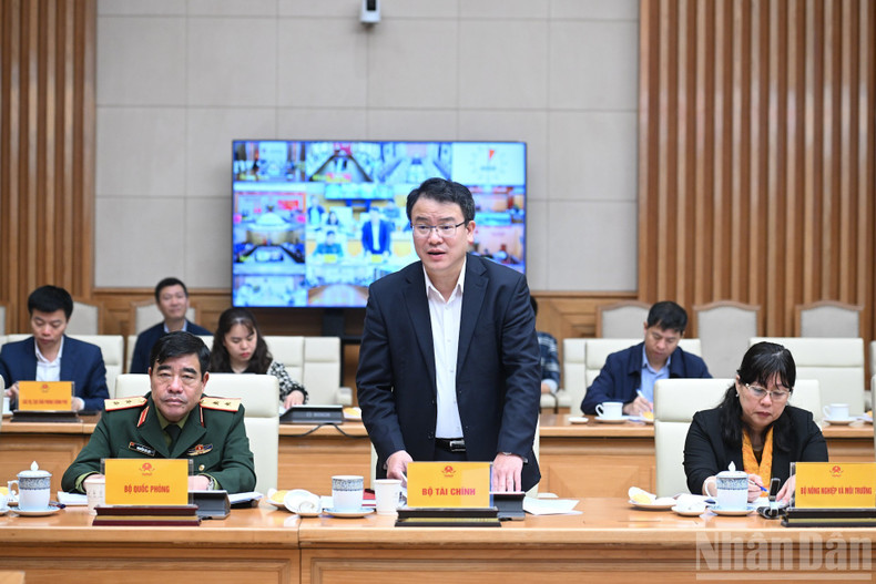 El viceministro de Finanzas, Tran Quoc Phuong, interviene en la reunión. (Foto: VNA)