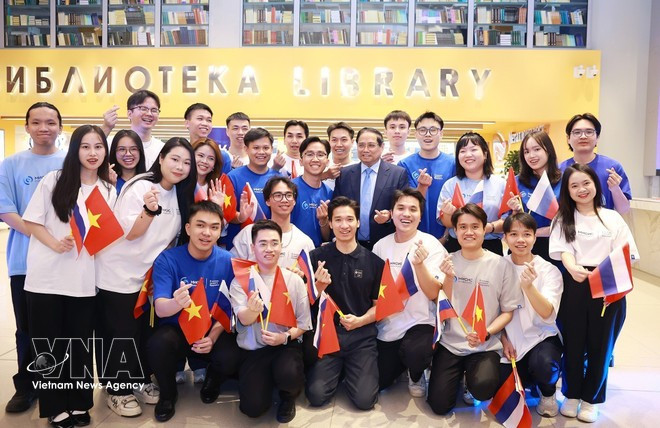 El primer ministro vietnamita, Pham Minh Chinh, y estudiantes de la Universidad Nacional de Investigación Tecnológica MISIS. (Foto: VNA)