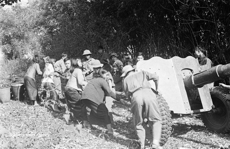 Jóvenes de distintas etnias de la Altiplanicie Occidental, junto a las tropas, trasladan artillería para tomar posiciones estratégicas en Pleiku durante la campaña de Tay Nguyen, inicio de la Ofensiva General y el Levantamiento de la Primavera de 1975. (Foto: VNA)