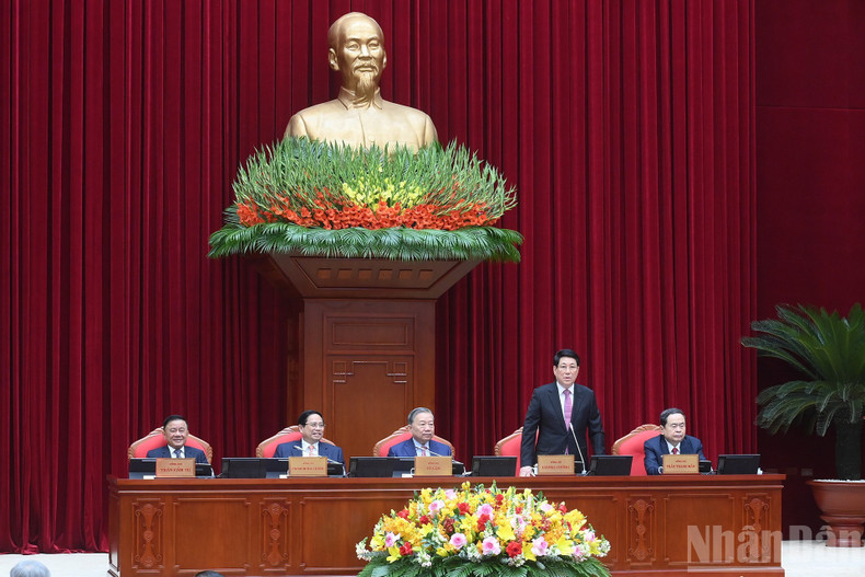 El presidente Luong Cuong dirige la sesión inaugural.