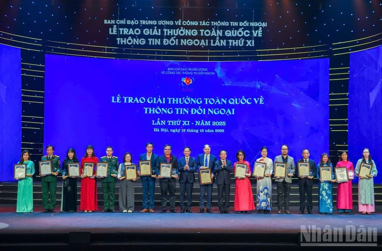 Trinh Van Quyet, miembro del Secretariado y jefe de la Comisión de Propaganda, Educación y Movilización de Masas del Comité Central del PCV, y el viceprimer ministro Bui Thanh Son junto a los autores y colectivos de autores galardonados con el segundo premio.