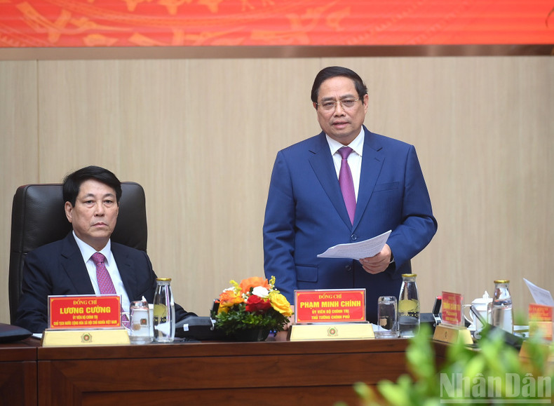 El primer ministro Pham Minh Chinh interviene en la conferencia.