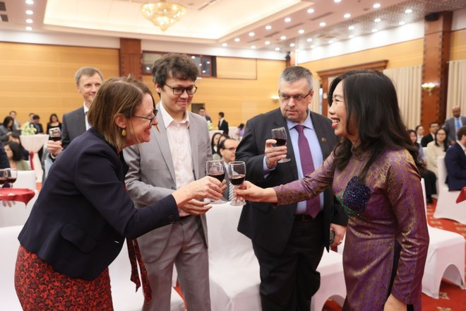 La viceministra de Relaciones Exteriores Le Thi Thu Hang y delegados. (Foto: VNA)