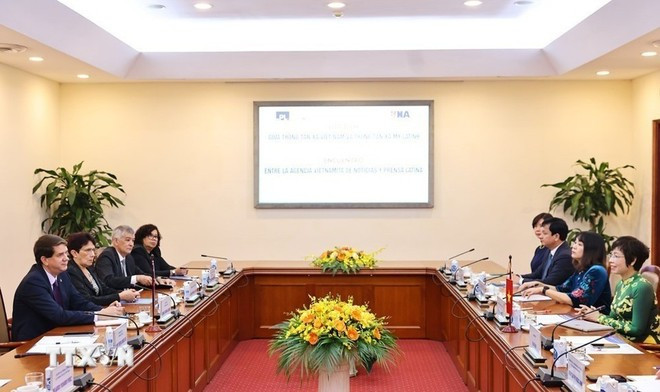 La directora general de la VNA, Vu Viet Trang, y el presidente de Prensa Latina, Jorge Legañoa Alonso, analizan cooperación entre las dos agencias de noticias. (Foto: VNA)