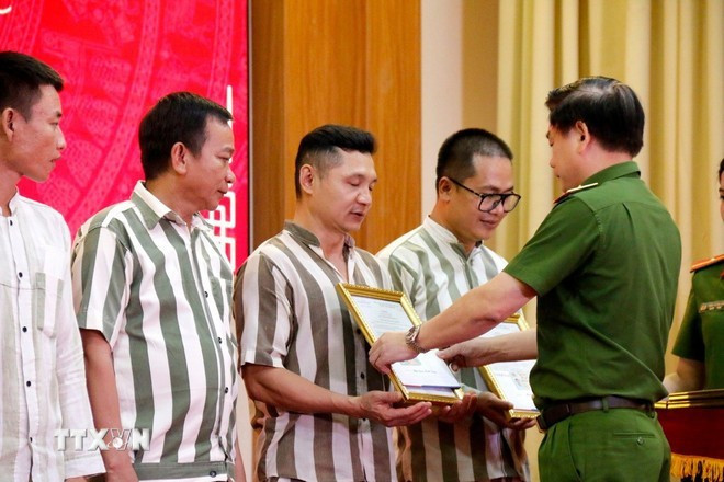 Entrega de decisiones de amnistía a presos. (Foto: VNA)