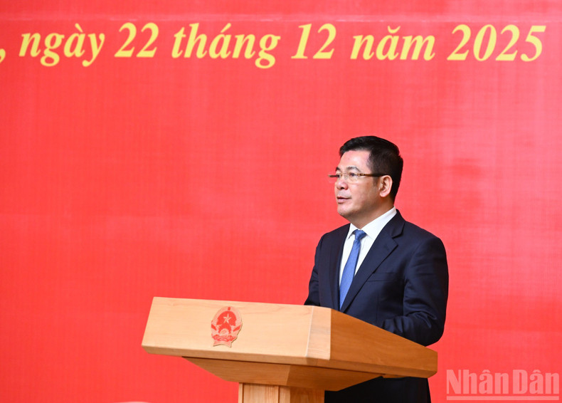 Nguyen Hong Dien, subsecretario permanente del Comité del Partido en la Asamblea Nacional, interviene en el acto.