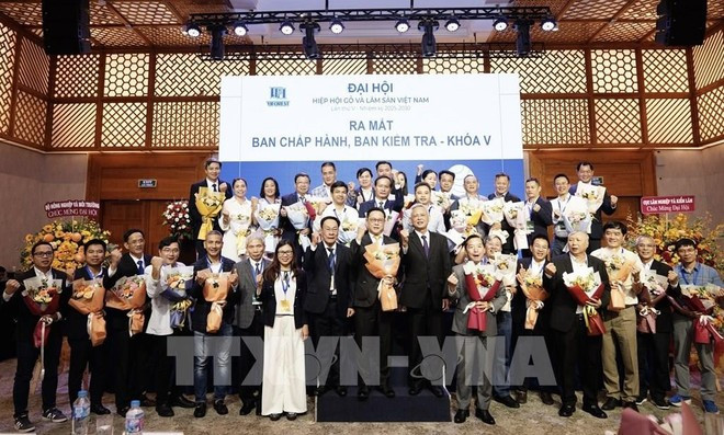 El Comité Ejecutivo de Viforest para el período 2025-2030 se presenta en el Congreso. (Foto: VNA)