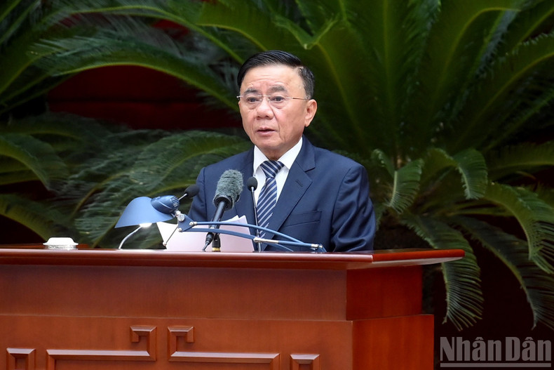 El miembro del Buró Político y permanente del Secretariado, del Comité Central del PCV, Tran Cam Tu, interviene en la cita.