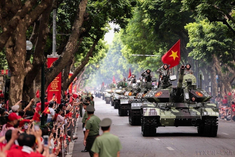 Columna de vehículos blindados y tanques desfilando por la calle Tran Phu (Hanói), recibida con entusiasmo por ciudadanos y turistas durante la gran celebración del Día Nacional, el 2 de septiembre de 2025. (Foto: VNA)