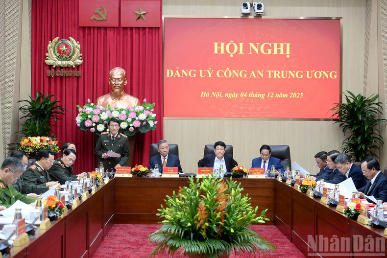 El general Luong Tam Quang, miembro del Buró Político, secretario del Comité del PCV en la Comisión Central de Seguridad Pública y ministro de Seguridad Pública, interviene en la sesión inaugural.