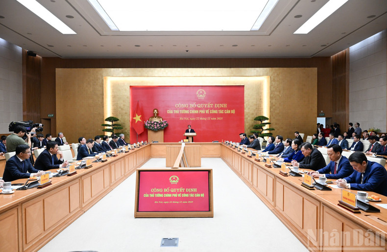 El primer ministro Pham Minh Chinh preside la ceremonia.