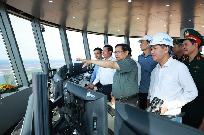 El primer ministro Pham Minh Chinh inspecciona el proyecto del Aeropuerto Internacional de Long Thanh desde la torre de control aéreo. (Foto: VNA).