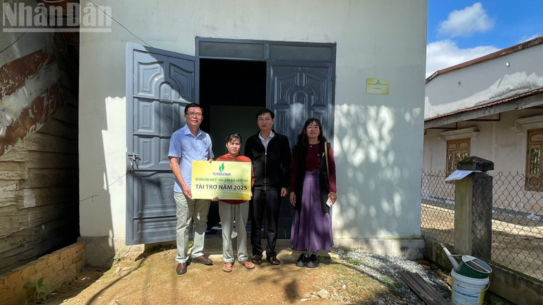 El periodista Nguyen Cong Ly, jefe de la corresponsalía del Periódico Nhan Dan en Dak Lak, junto con el Comité del Frente de la Patria de Vietnam de la comuna de M’Drak, entrega una casa de cairdad a Nguyen Thi Hien, residente de la aldea 4 de dicha comuna.