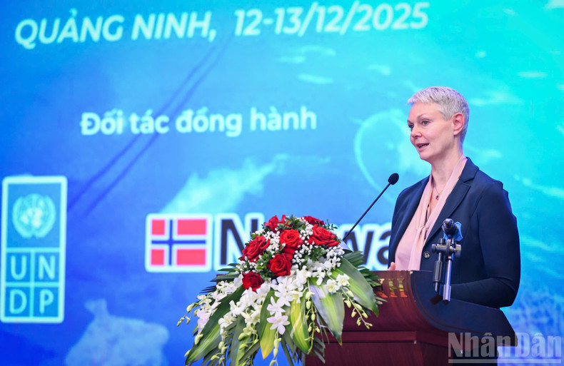 La embajadora de Noruega en Vietnam, Hilde Solbakken, interviene en la sesión inaugural.
