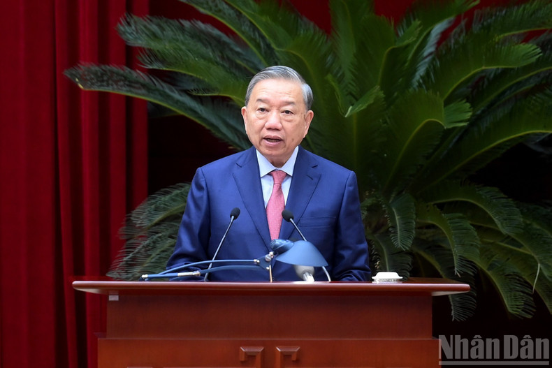 El secretario general del PCV, To Lam, pronuncia el discurso inaugural del Pleno.