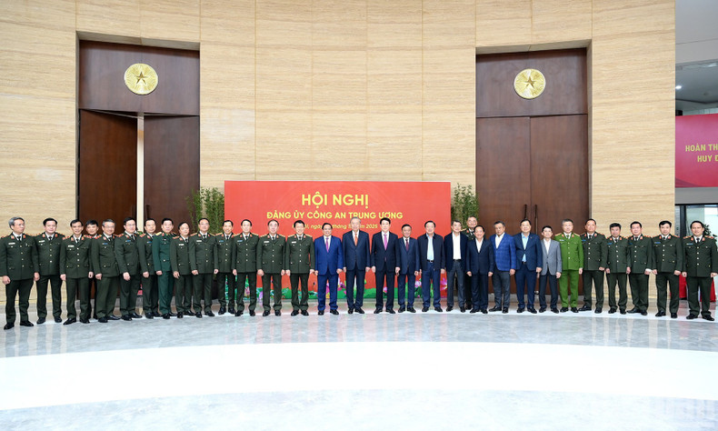 To Lam y dirigentes del Partido y del Estado se toman una foto con los delegados.