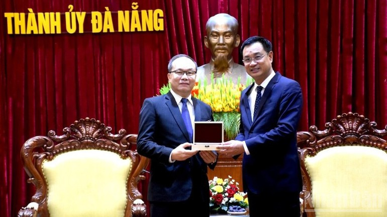 El secretario del Comité del Partido Comunista de Vietnam en Da Nang, Le Ngoc Quang, entrega un obsequio a Souphanh Hadaoheuang, cónsul general de Laos en Da Nang.