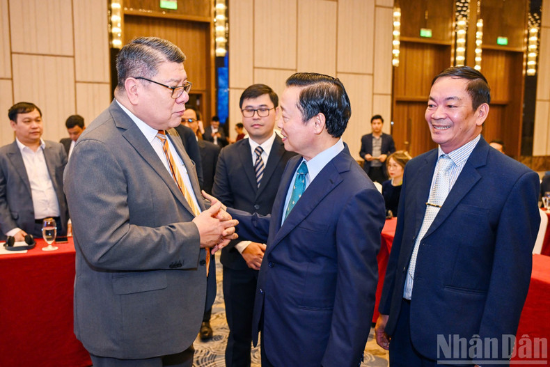 El viceprimer ministro Tran Hong Ha asiste al foro junto con los delegados.