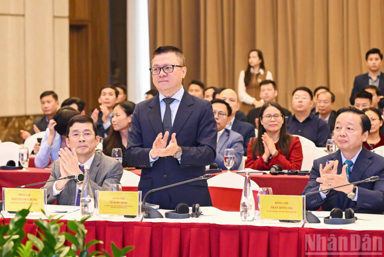 Le Quoc Minh, presidente-editor del periódico Nhan Dan, subjefe de la Comisión de Propaganda, Educación y Movilización de Masas del Comité Central del PCV y presidente de la Asociación de Periodistas del país, asiste al evento.