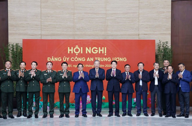 El secretario general del Partido Comunista de Vietnam (PCV), To Lam, pose una foto con los delegados. (Foto: VNA)