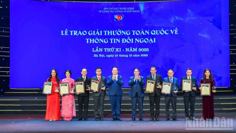 El primer ministro Pham Minh Chinh y el general Nguyen Trong Nghia, miembro del Buró Político del Comité Central del PCV, jefe del Comité Directivo del Trabajo de Información Exterior y titular del Departamento General de Política del Ejército Popular de Vietnam, junto a los ocho autores y colectivos de autores galardonados con el primer premio.