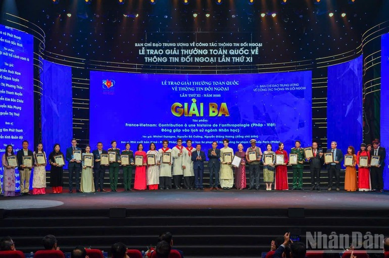 Los autores y colectivos de autores galardonados con el tercer premio.